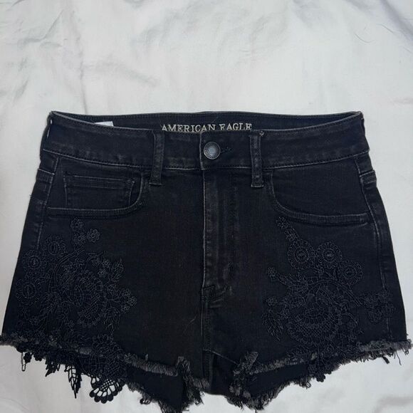 AMERICAN EAGLE BLACK DENIM SHORTS WITH EMBROIDERED DESIGN- size 6 NWT - Picture 1 of 6